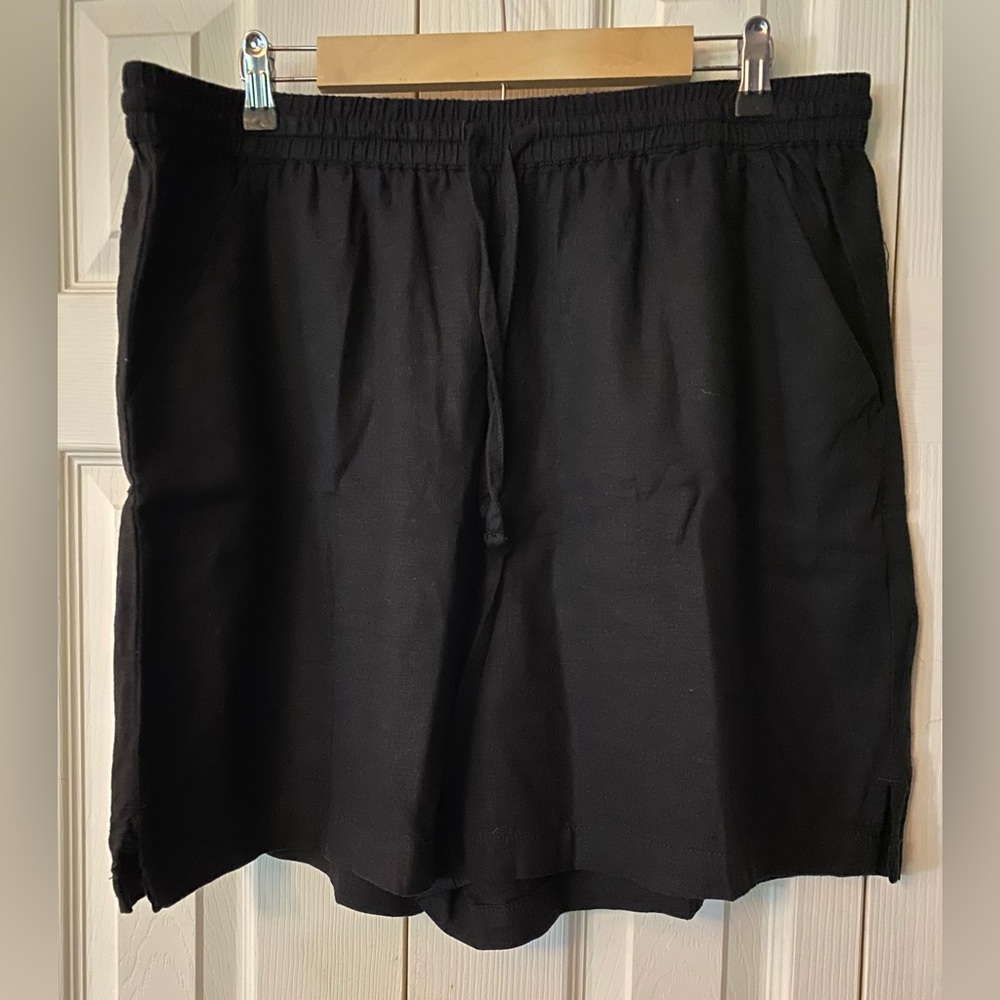 Black Linen Shorts, by Gloria Vanderbilt